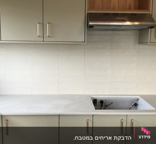 ארונות מטבח חדשים עם כיור מותקן חלקית